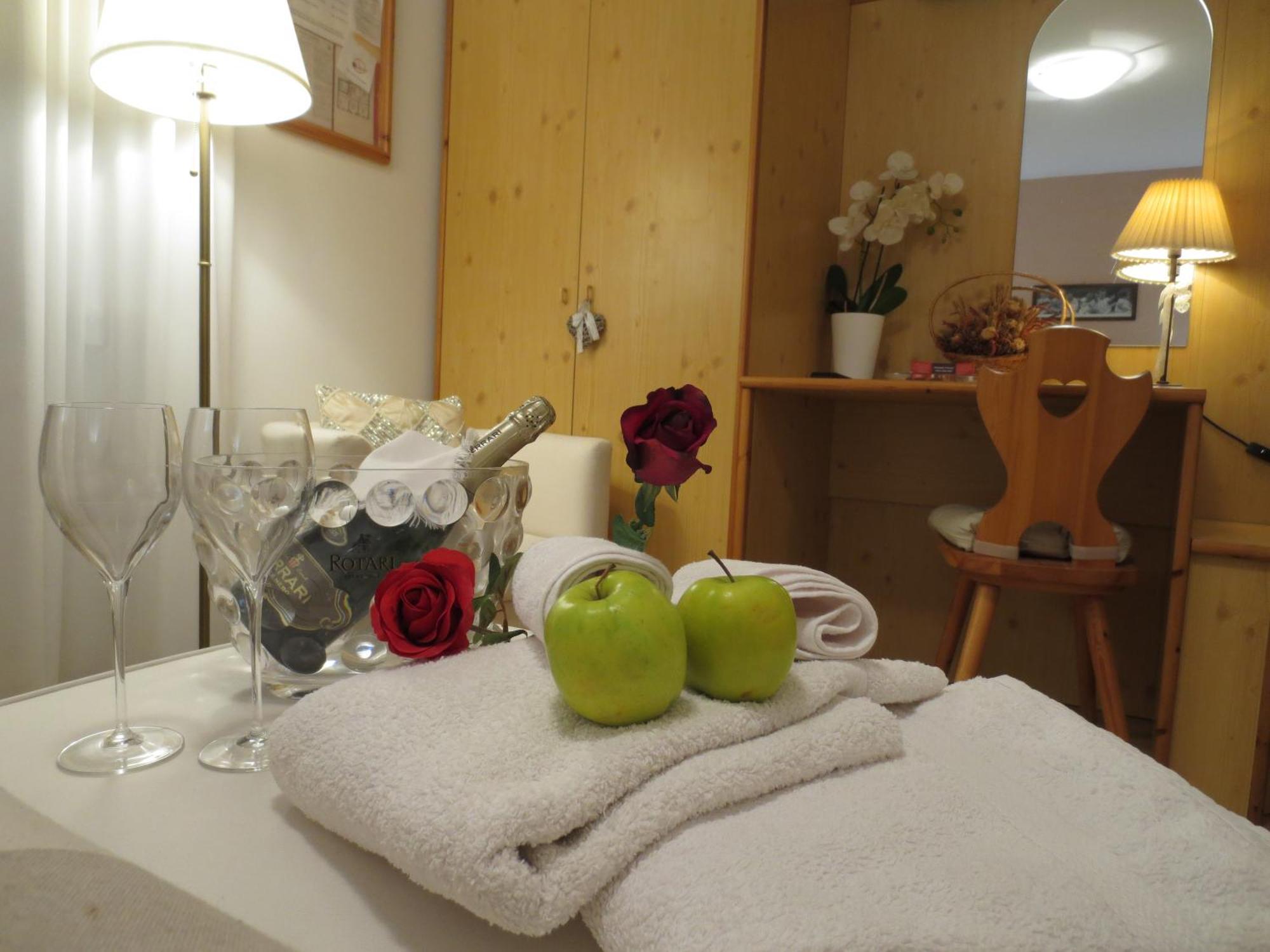 Hotel Aurora Vallarsa Екстериор снимка
